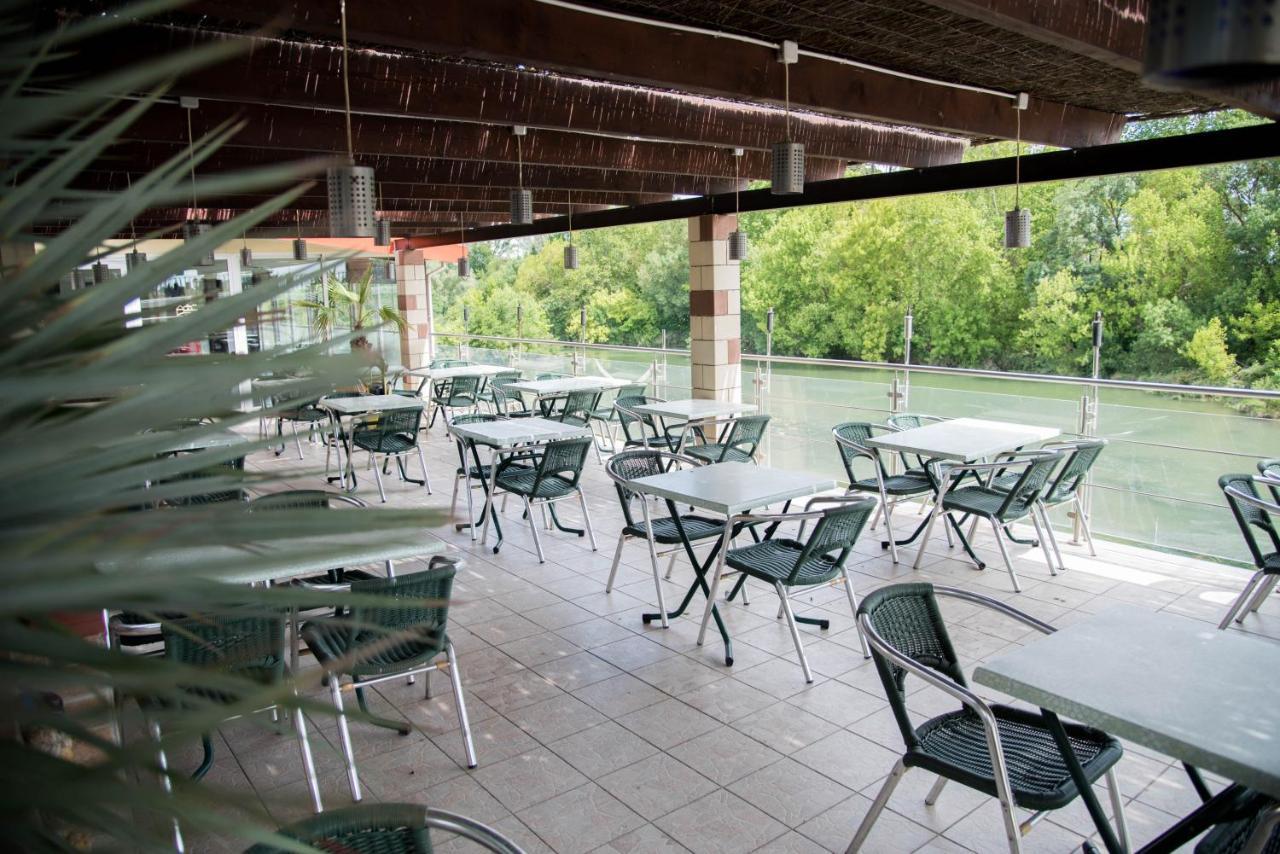 Hotel Restaurant Mon Auberge Люнел Екстериор снимка