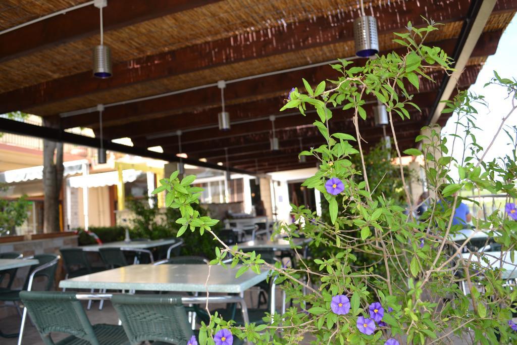 Hotel Restaurant Mon Auberge Люнел Екстериор снимка